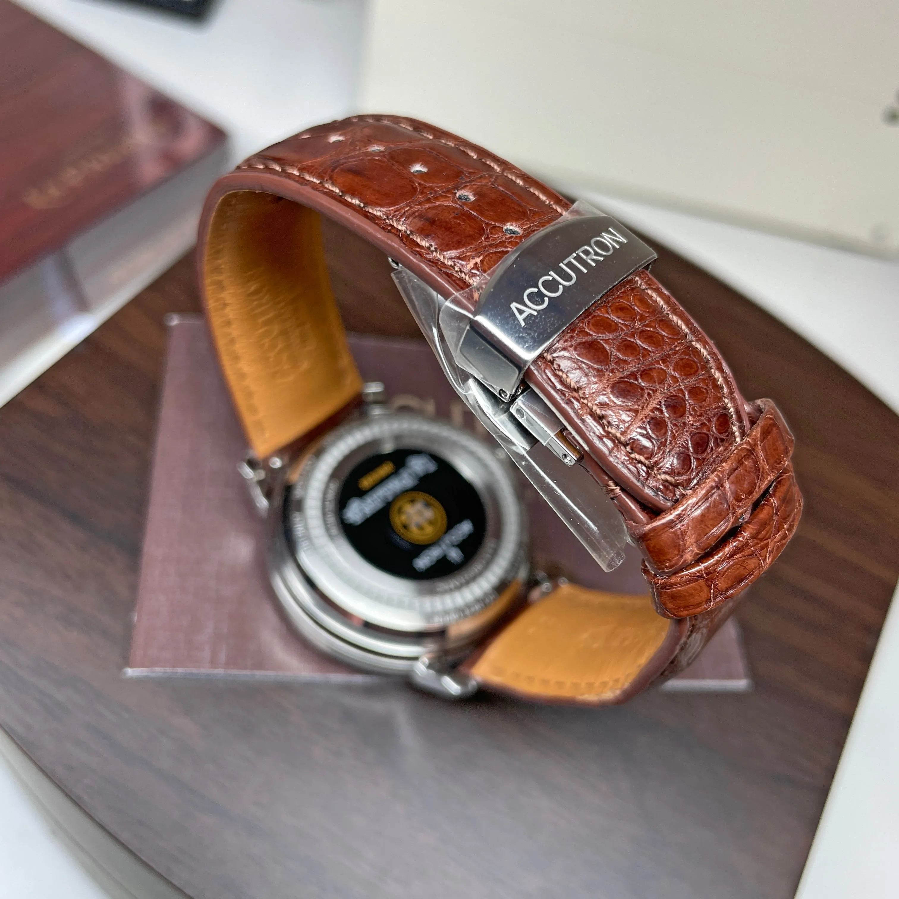 Accutron Spaceview 2020 La Palina Edition Brown Watch 2ES6A007 with Cigar Humidor Set