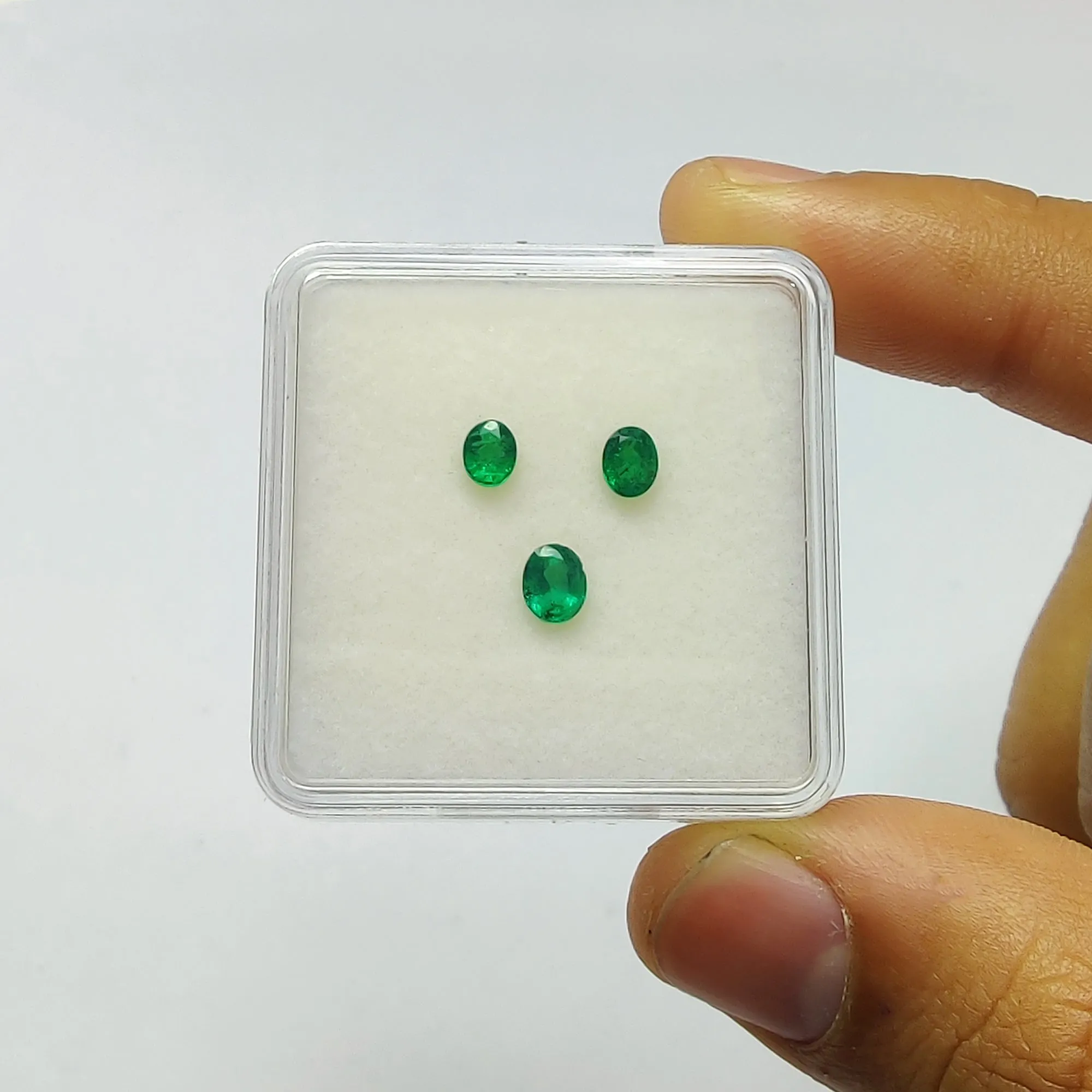 Emerald Gemstone Normal Cut : 0.80cts Natural Untreated Unheated Green Emerald Oval Shape 4*3.5mm - 5*4mm 3pcs Set