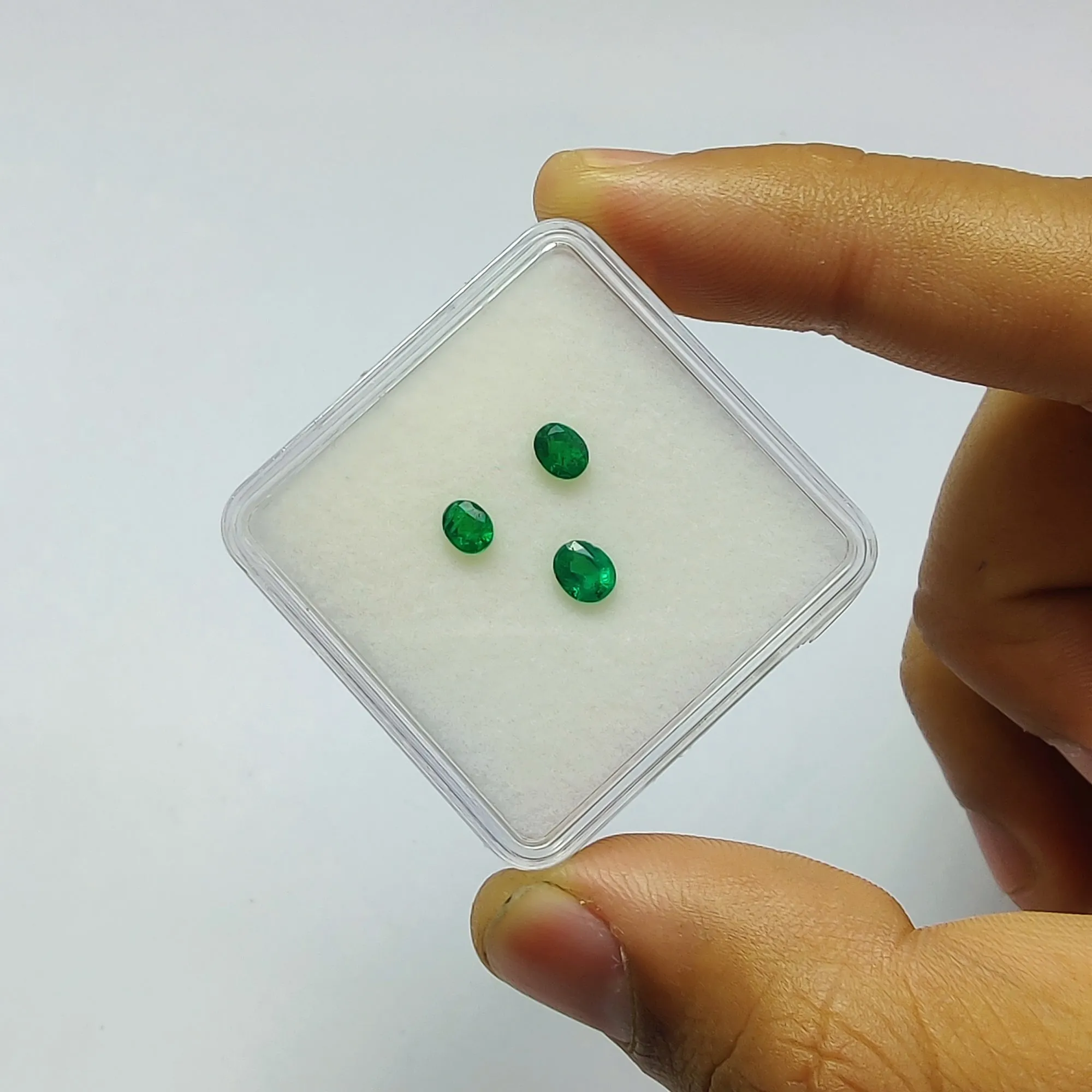 Emerald Gemstone Normal Cut : 0.80cts Natural Untreated Unheated Green Emerald Oval Shape 4*3.5mm - 5*4mm 3pcs Set