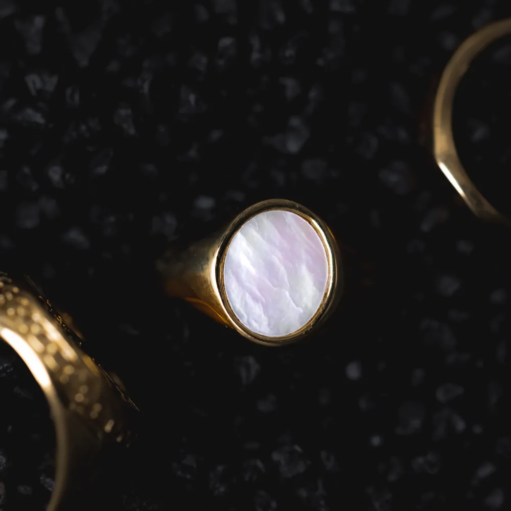 Pearl Signet Ring - Gold