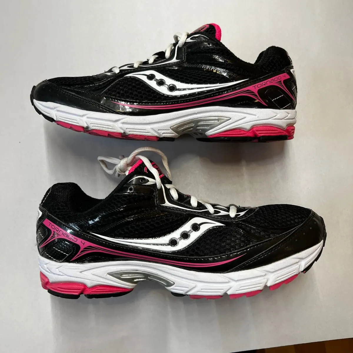 SAUCONY Women's Grid Tornado 4 Running Shoe - Preowned