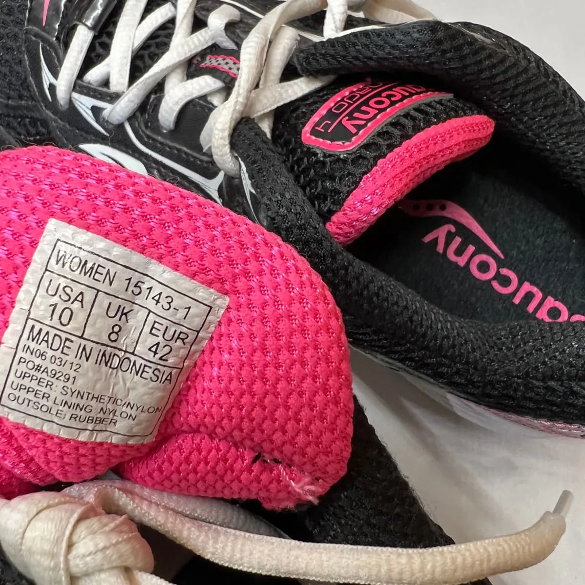 SAUCONY Women's Grid Tornado 4 Running Shoe - Preowned