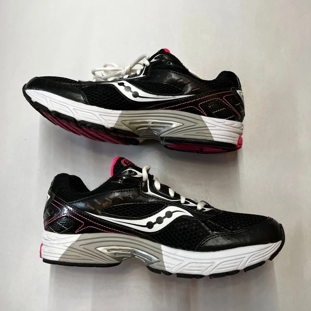 SAUCONY Women's Grid Tornado 4 Running Shoe - Preowned